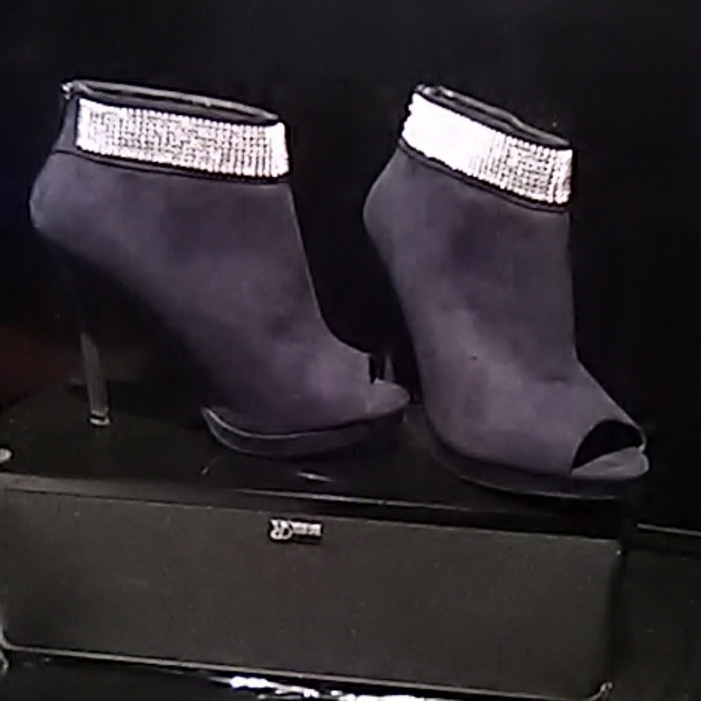 Black w/rhinestone ankle accent sz. 9.5 booties